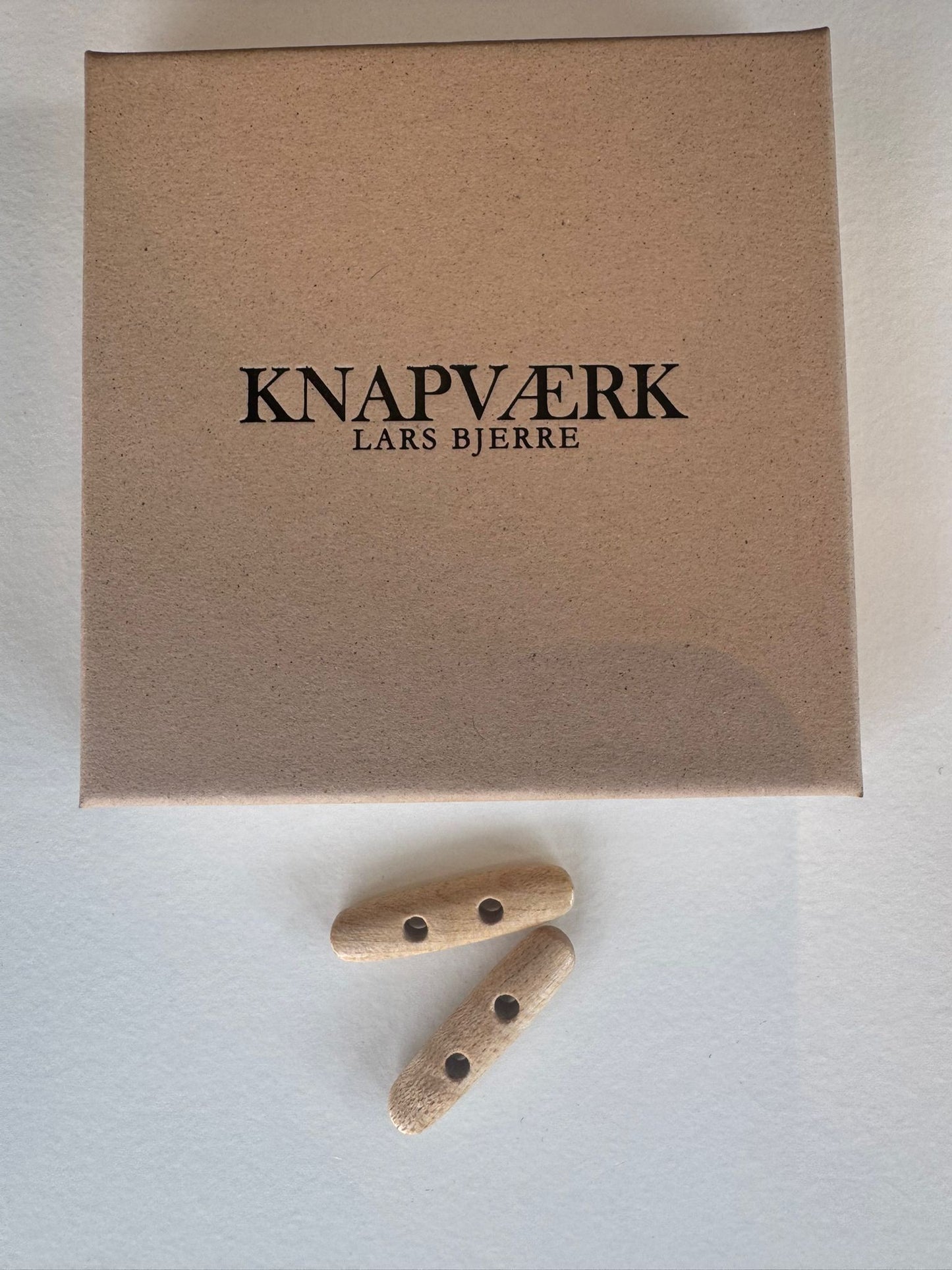 Håndlavet duffelknap fra Knapværk, 30 mm, AHORN, 1 stk