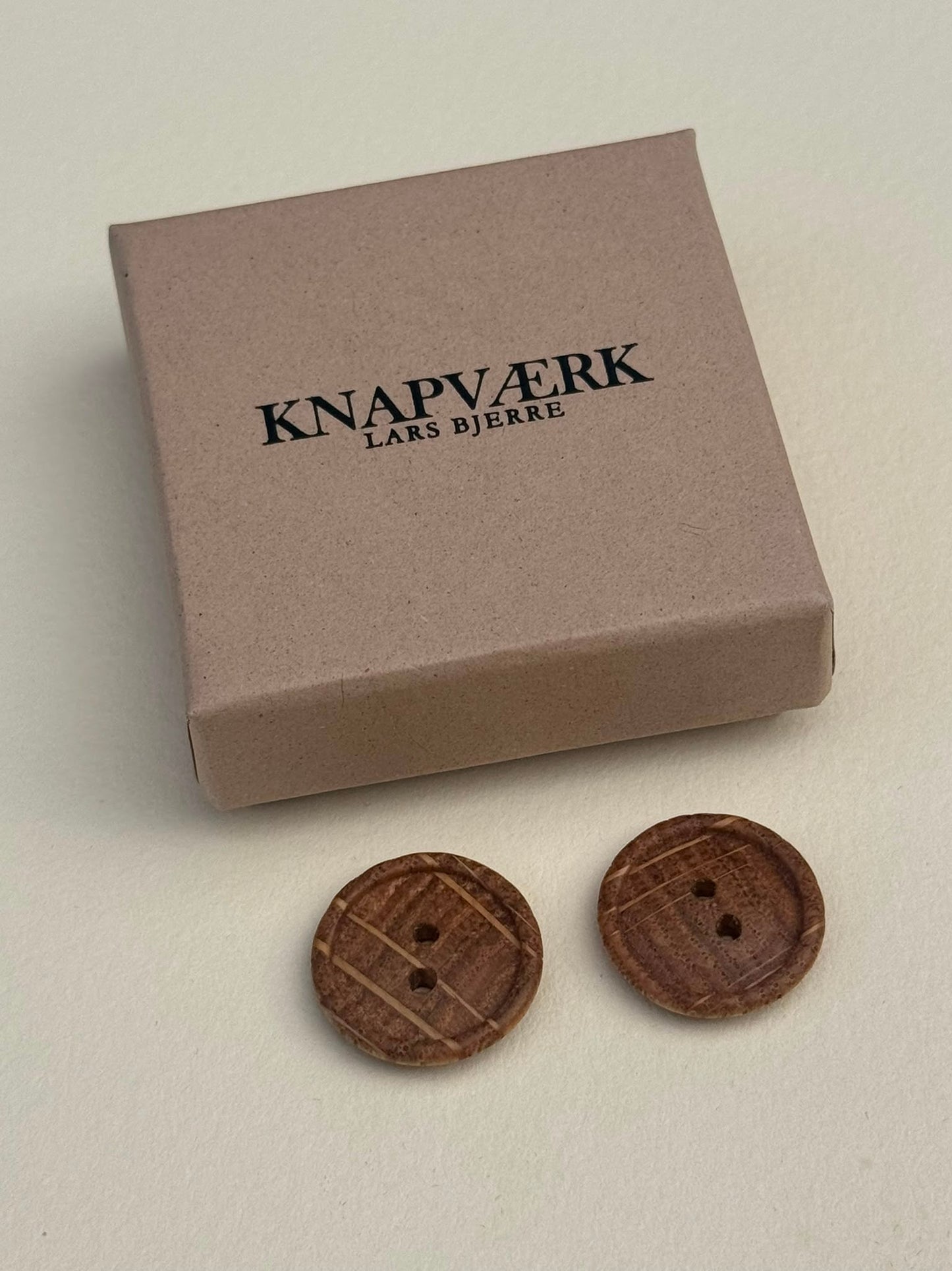 Runde knapper fra Knapværk, EGETRÆ, 2 stk