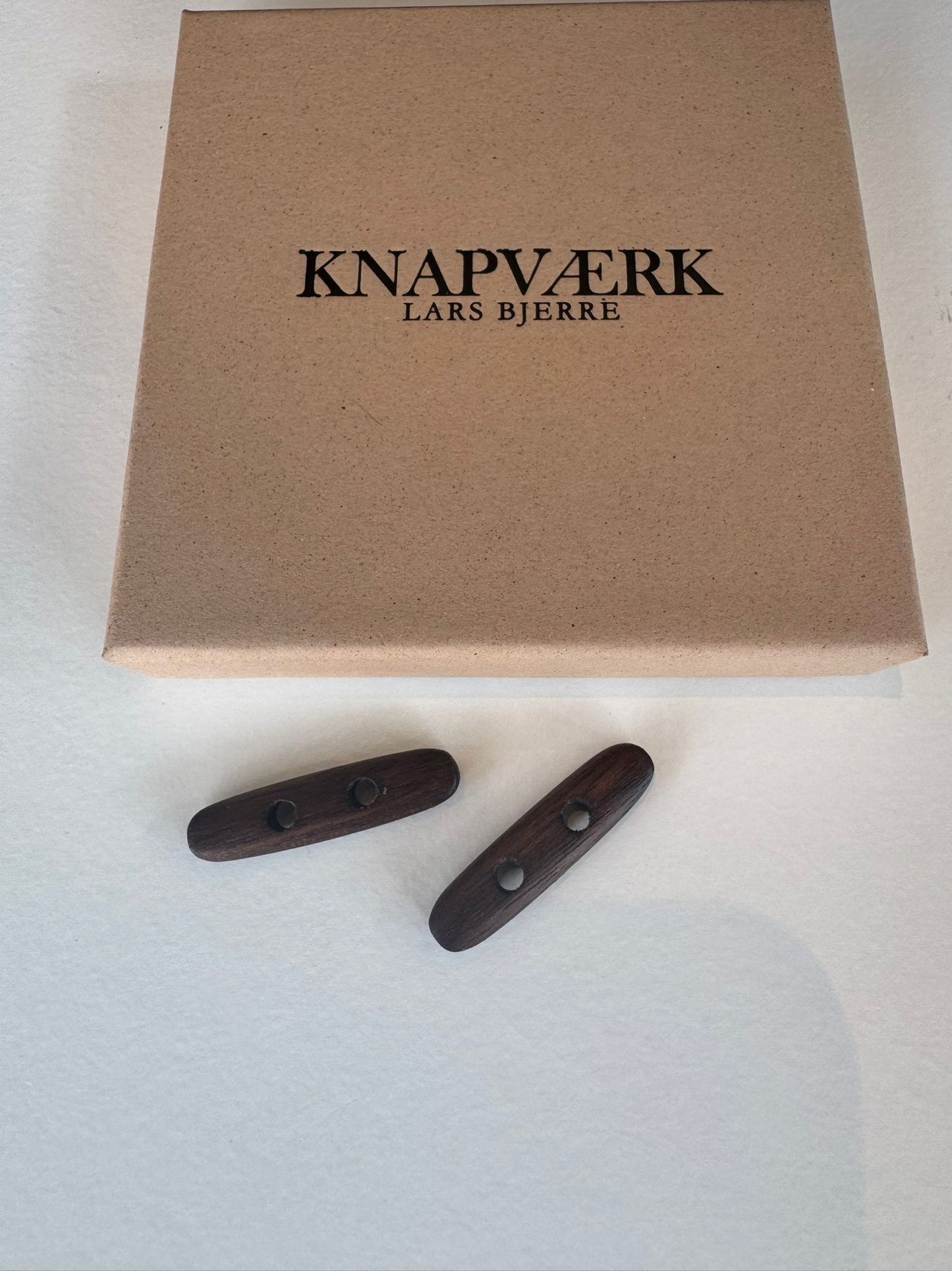 Håndlavet duffelknap fra Knapværk, 30 mm, VALNØD, 1 stk
