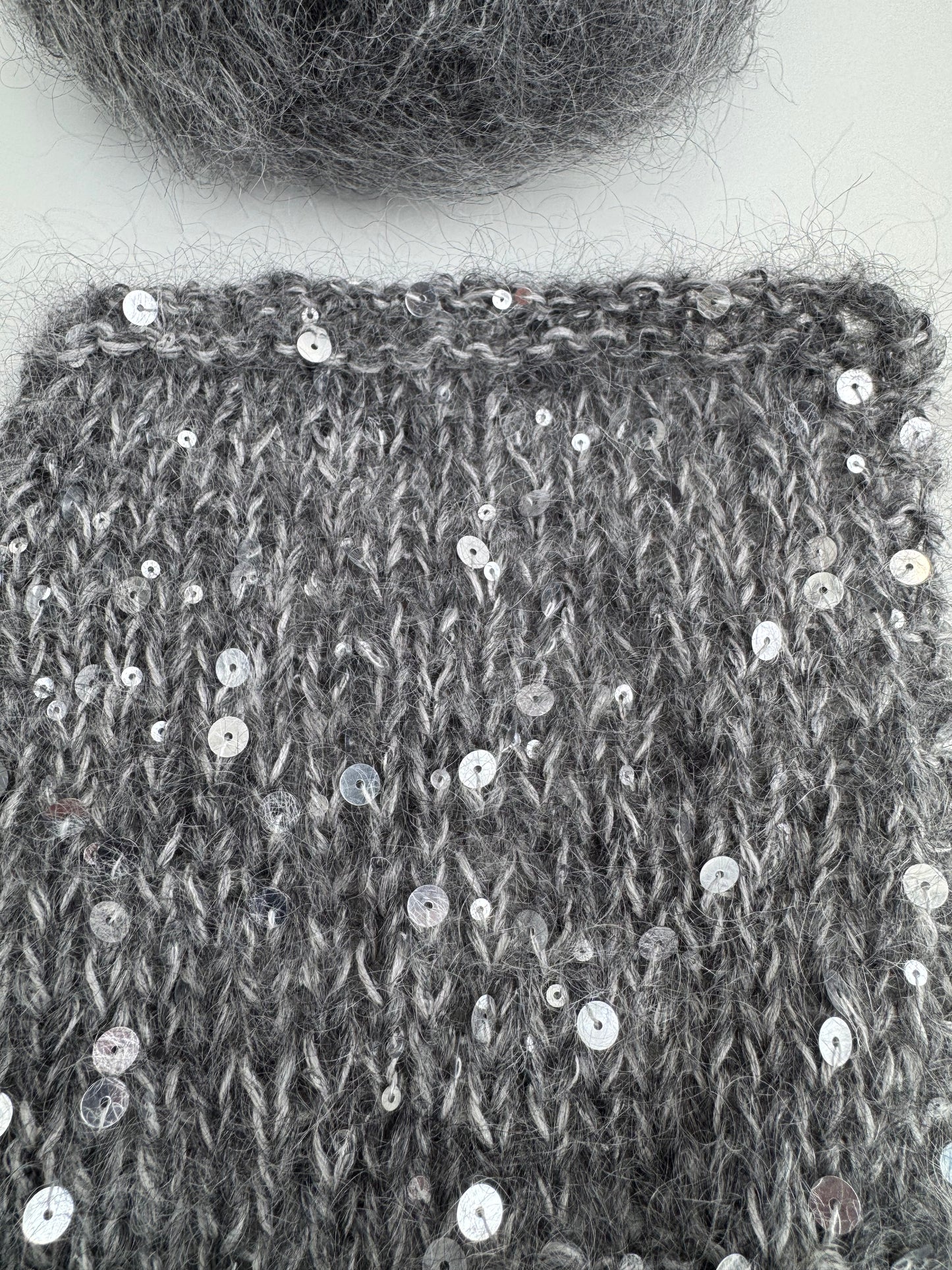 Kit Rookie sweater - Dark Grey med grå Paljett